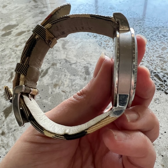 Burberry Unisex Mid Size Watch Silver - Picture 4 of 4